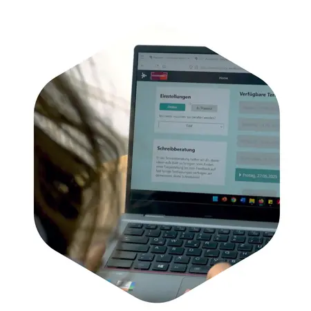 Eine Person nutzt einen Laptop, auf dem eine Webseite mit Einstellungen und verfügbaren Terminen angezeigt wird. Der Fokus liegt auf der Interaktion mit der Benutzeroberfläche. Die Stimmung wirkt produktiv und konzentriert.