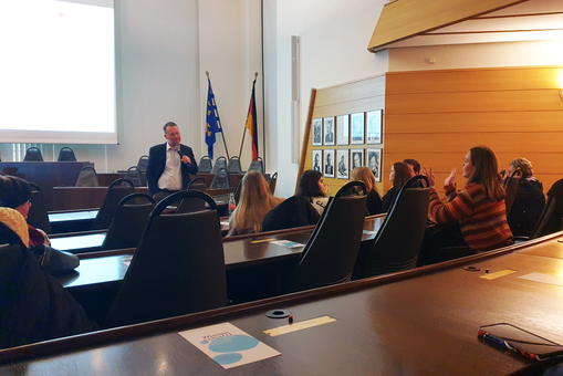 Prof. Dr. Ingo Neupert im Austausch mit Teilnehmenden der Veranstaltung Wissenschaft findet Stadt im Wiesbadener Rathaus.