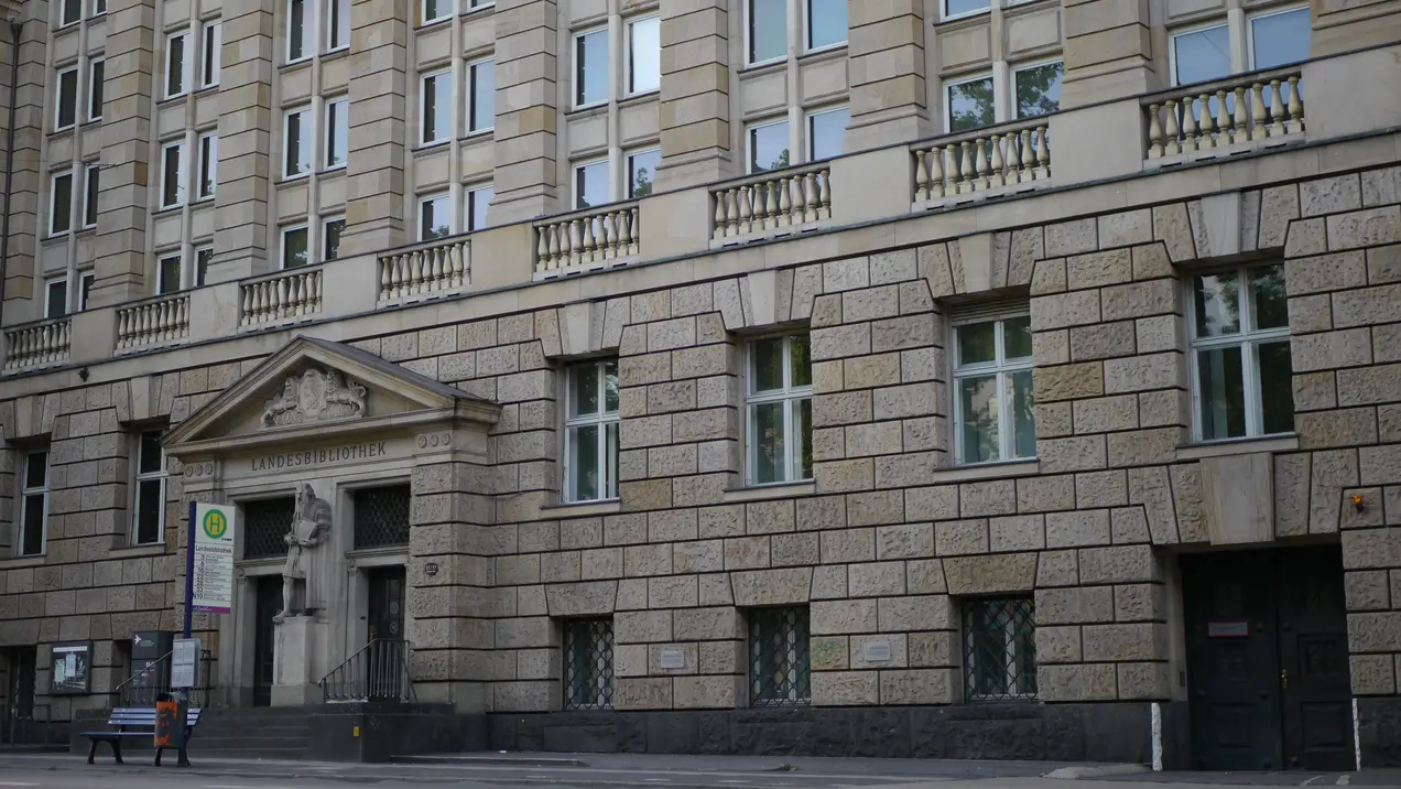 Zeigt die Front der Landesbibliothek in der Rheinstraße.