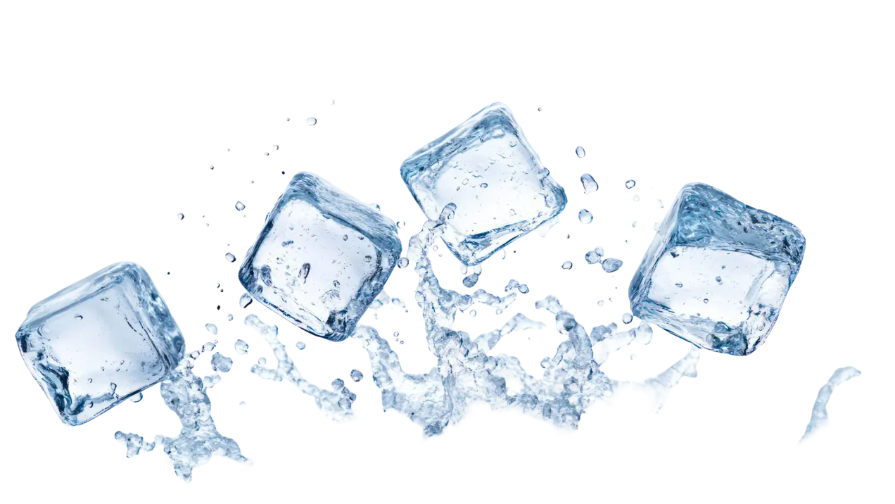 Vier Eiswürfel fallen in Wasser und spritzen. Die Eiswürfel sind klar und haben eine glatte Oberfläche, während das Wasser um sie herum aufgeworfen wird.