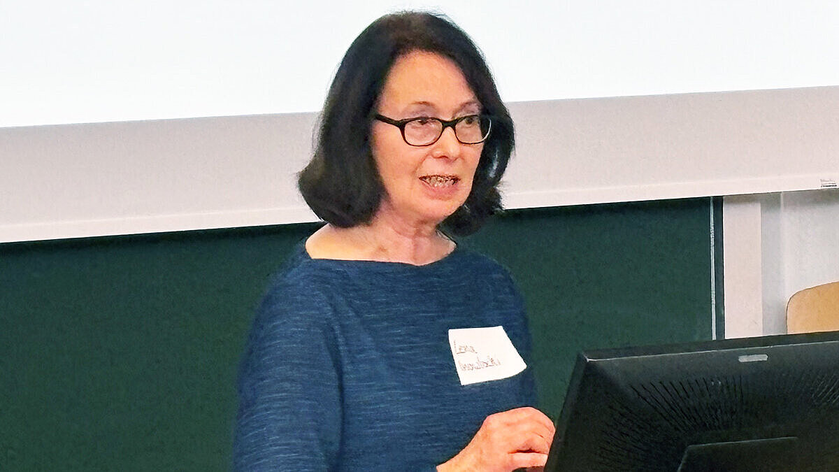 Prof. Dr. em. Lena Inowlocki steht am Rednerpult