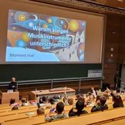 Warum Instrumente unterschiedlich klingen, wollte Prof. Dr. Fechter von den Kindern wissen.