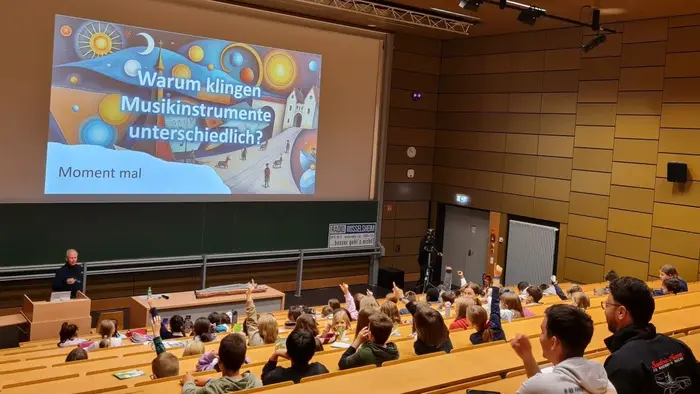 Warum Instrumente unterschiedlich klingen, wollte Prof. Dr. Fechter von den Kindern wissen.