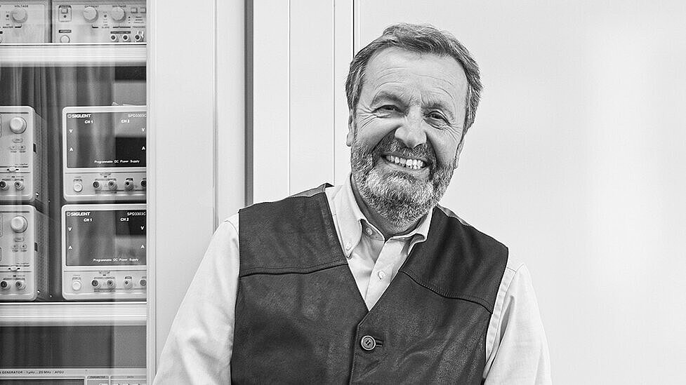 Ehemaliger Kiegler Ehemaliger im Rentenalter lehnt an technischem Gerät seiner Studienzeit