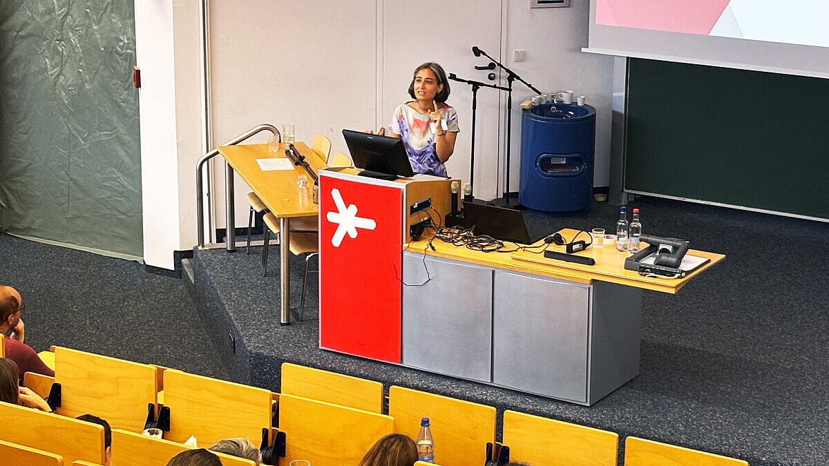Prof. Dr. Arzu Çiçek steht am Rednerpult