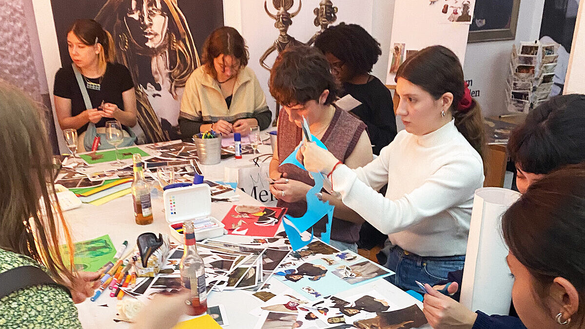 Besucher:innen werden in einer Bastelecke kreativ