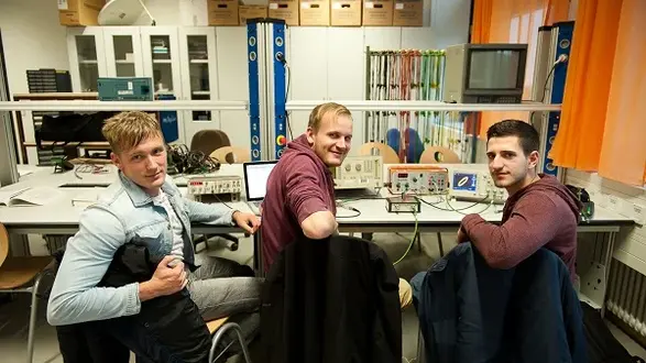 Studierende im Labor für Grundlagen Nachrichten- und Fernsehtechnik