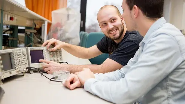 Studierende im Labor Elektrische Messtechnik