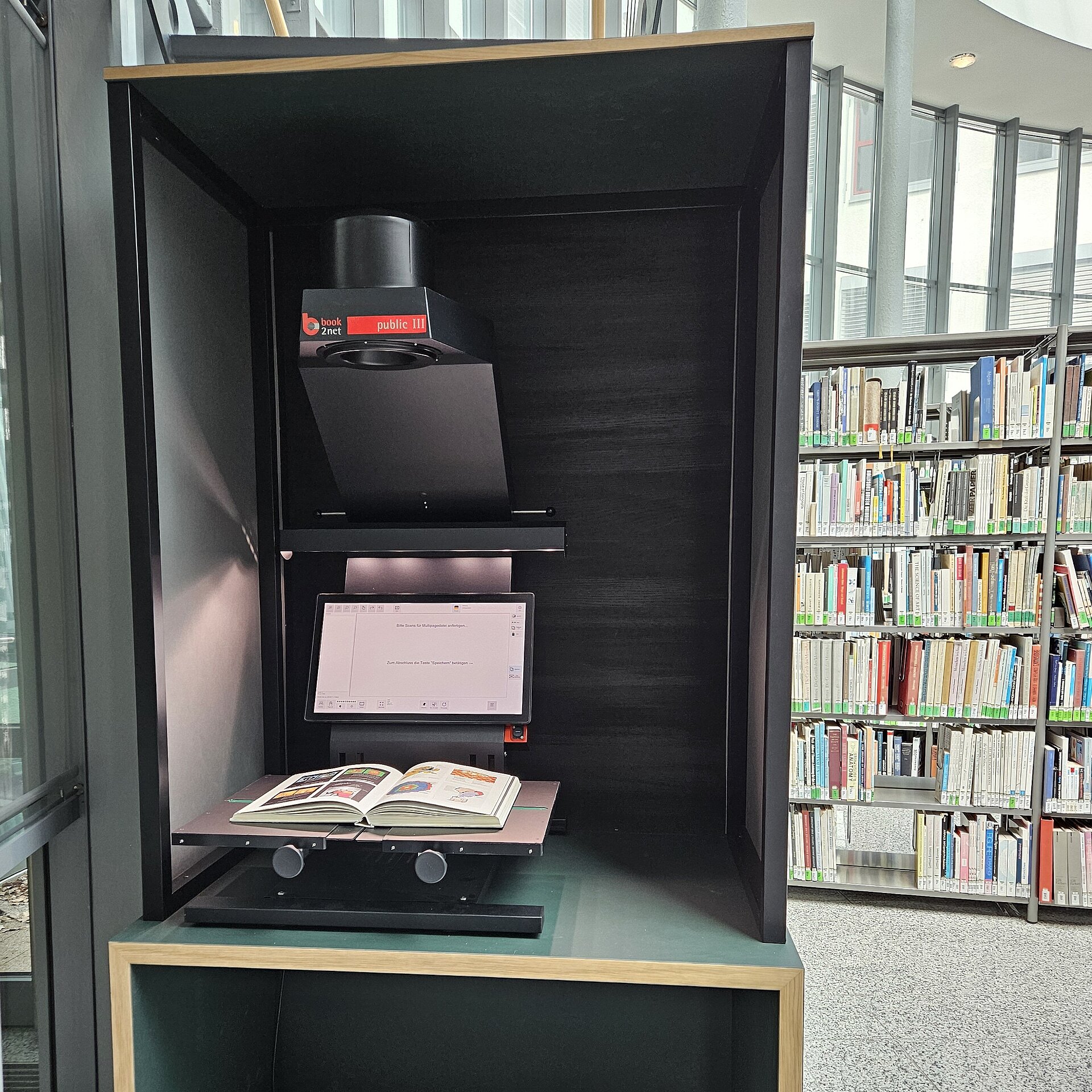 Buchscanner in der Bibliothek Unter den Eichen