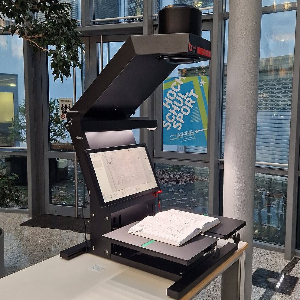 Buchscanner in der Bibliothek Unter den Eichen