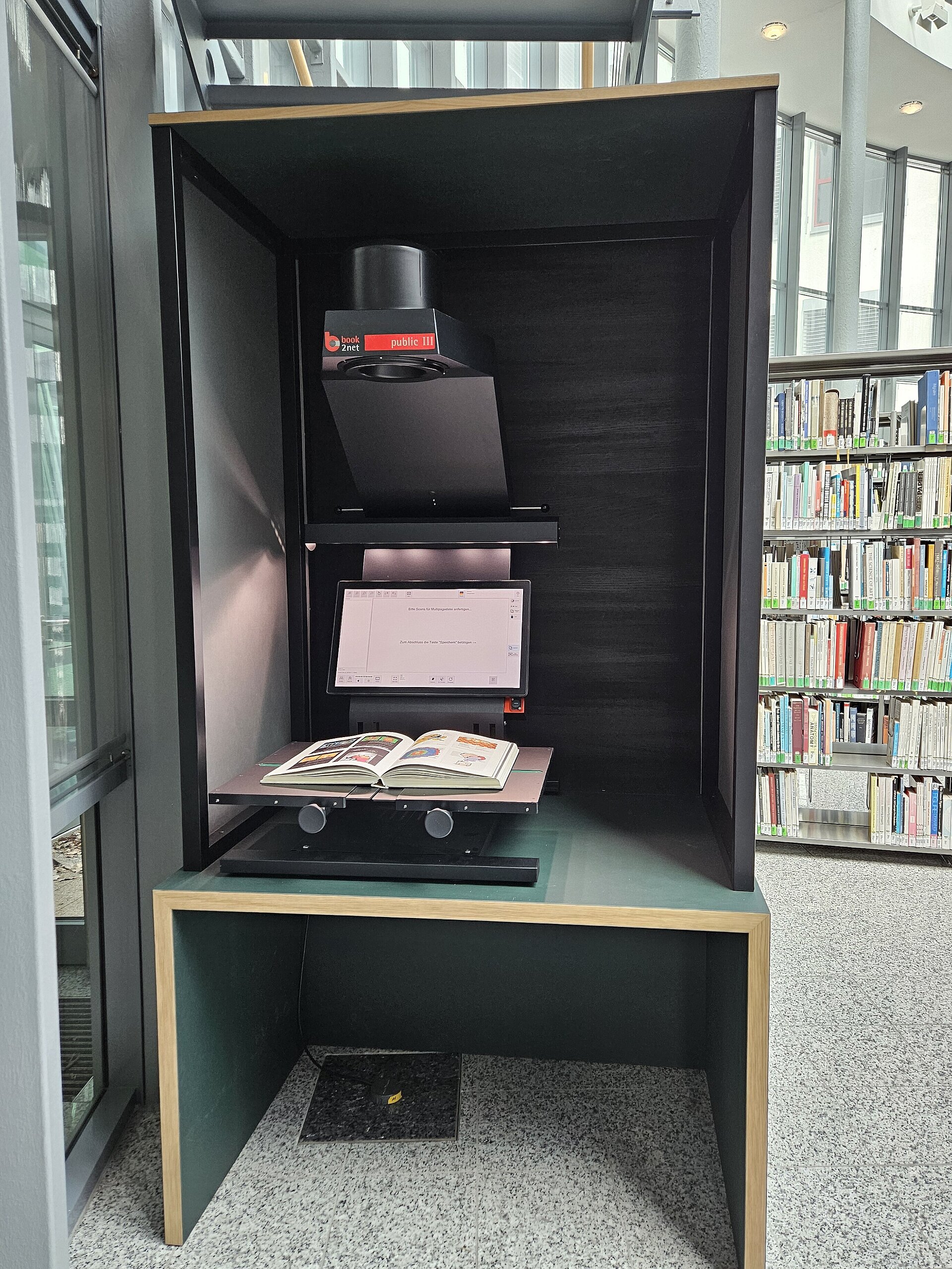 Buchscanner in der Bibliothek Unter den Eichen