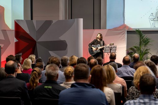 Künstlerin Morgane Hinz steht mit ihrer Gitarre auf der Bühne