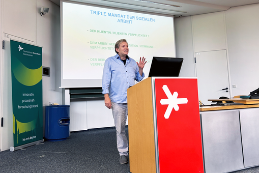 Sozialmediziner Prof. Dr. Gerhard Trabert bei seiner Abschiedsvorlesung an der Hochschule RheinMain