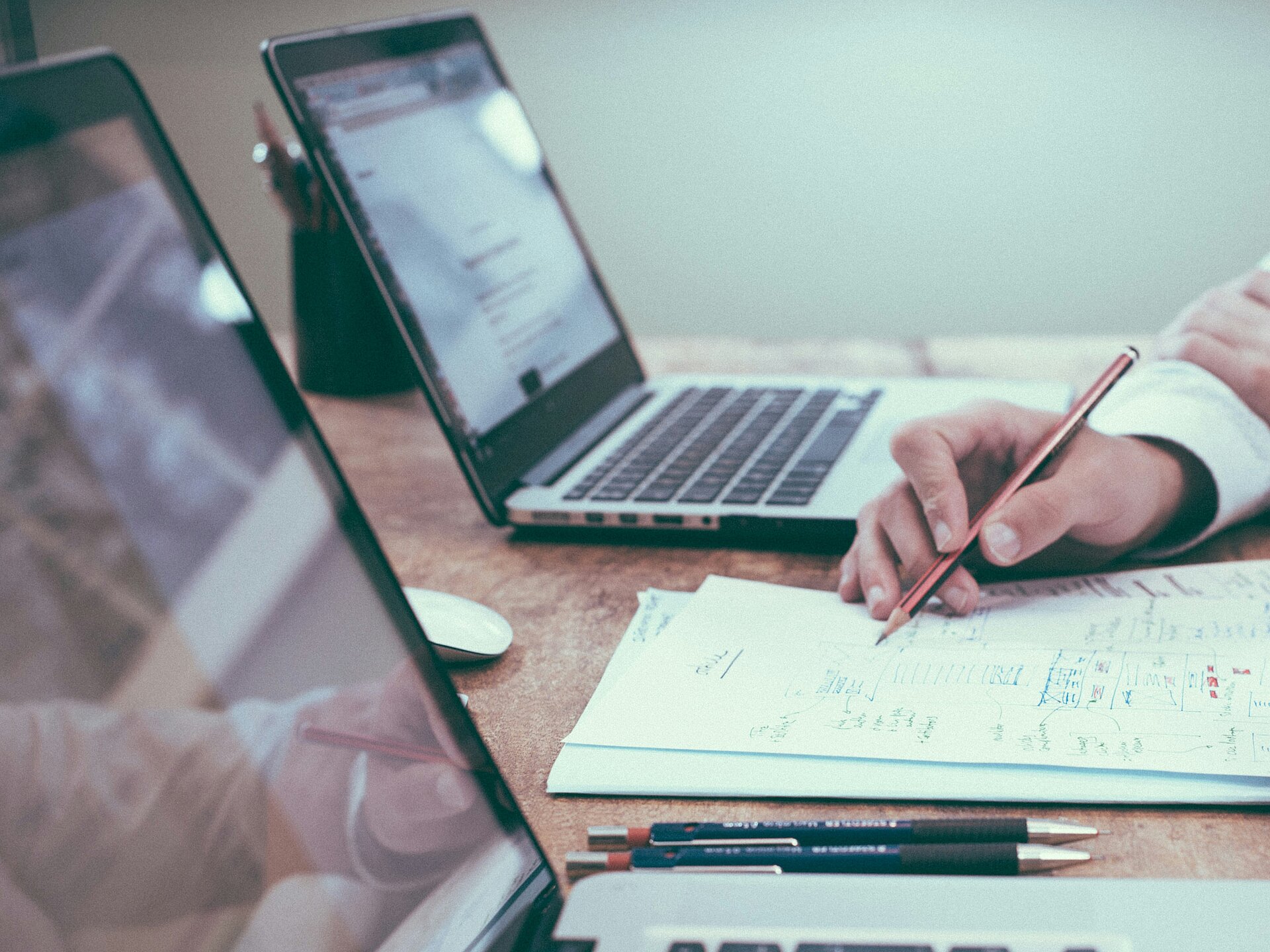 Forscher vor Laptops