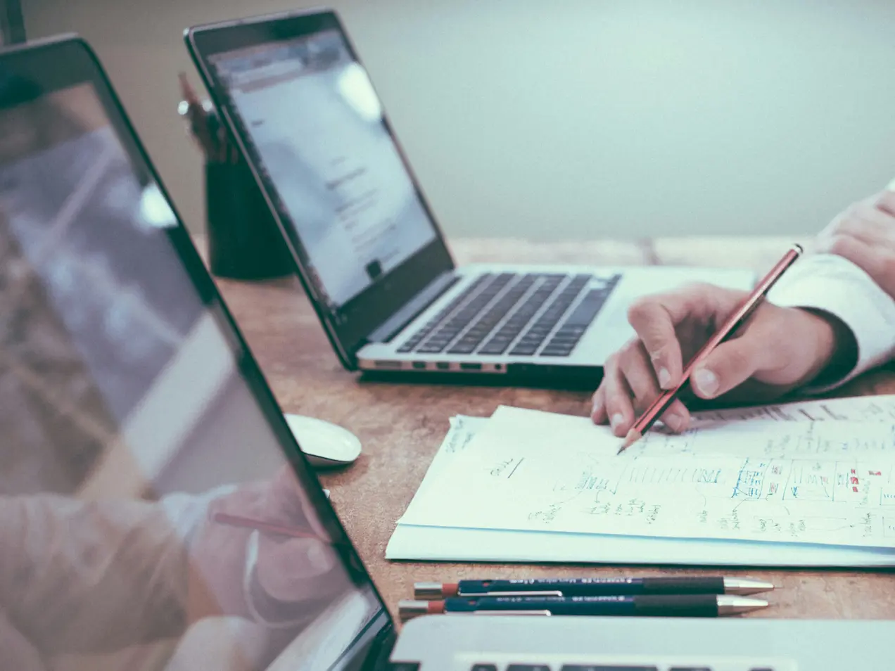 Forscher vor Laptops