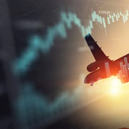 Ein Flugzeug fliegt vor dem Hintergrund eines Sonnenuntergangs, während grafische Linien und Balkendiagramme die Finanzmärkte darstellen. Die Silhouette des Flugzeugs symbolisiert Mobilität und Erfolg in der Luftfahrtbranche.