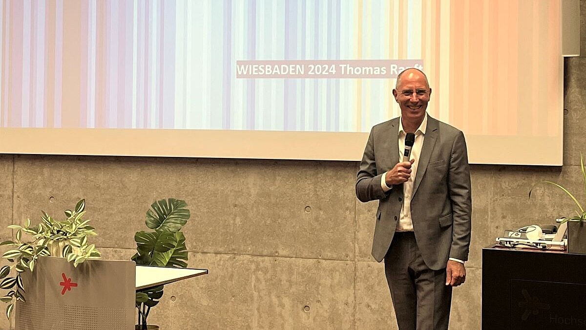 ARD-Wetter- und Klimaexperte Thomas Ranft spricht vor Teilnehmenden