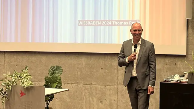 ARD-Wetter- und Klimaexperte Thomas Ranft spricht vor Teilnehmenden