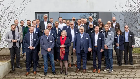 Gruppenfoto von HSRM-Präsidentin Prof. Dr. Eva Waller und Vizepräsident Prof. Dr. Andreas Brensing mit Wissenschaftler:innen und Beiratsmitgliedern des Forschungszentrums AZARE.