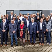 Gruppenfoto von HSRM-Präsidentin Prof. Dr. Eva Waller und Vizepräsident Prof. Dr. Andreas Brensing mit Wissenschaftler:innen und Beiratsmitgliedern des Forschungszentrums AZARE.