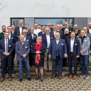 Gruppenfoto von HSRM-Präsidentin Prof. Dr. Eva Waller und Vizepräsident Prof. Dr. Andreas Brensing mit Wissenschaftler:innen und Beiratsmitgliedern des Forschungszentrums AZARE.