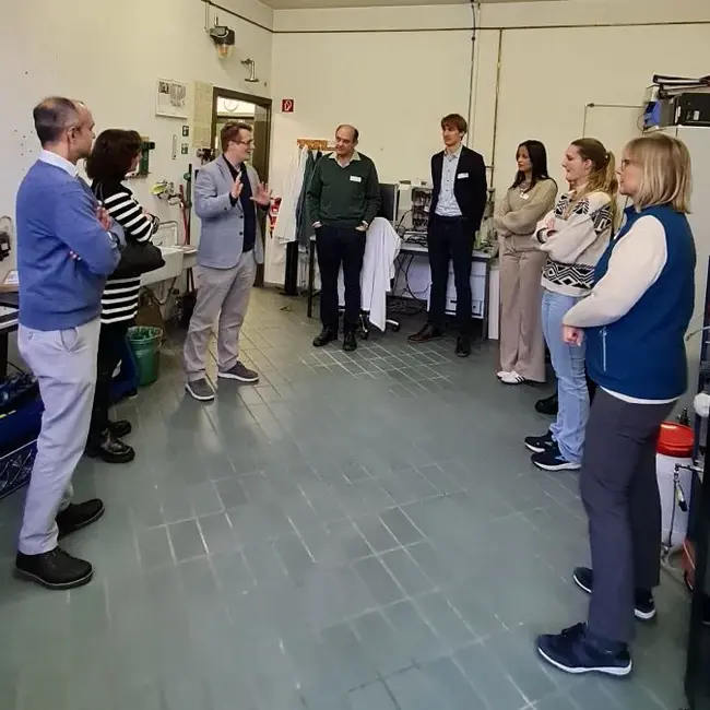 Prof. Dr. Ulrich Rost zeigt verschiedene Stationen im Wasserstofflabor, die Studierende in der Lehrveranstaltung durchlaufen.