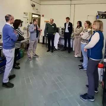 Prof. Dr. Ulrich Rost zeigt verschiedene Stationen im Wasserstofflabor, die Studierende in der Lehrveranstaltung durchlaufen.