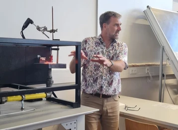 Prof. Dr.-Ing. Stefan Rusche demonstriert die Brenneigenschaften unterschiedlichener Gase und Gaskonzentrationen.