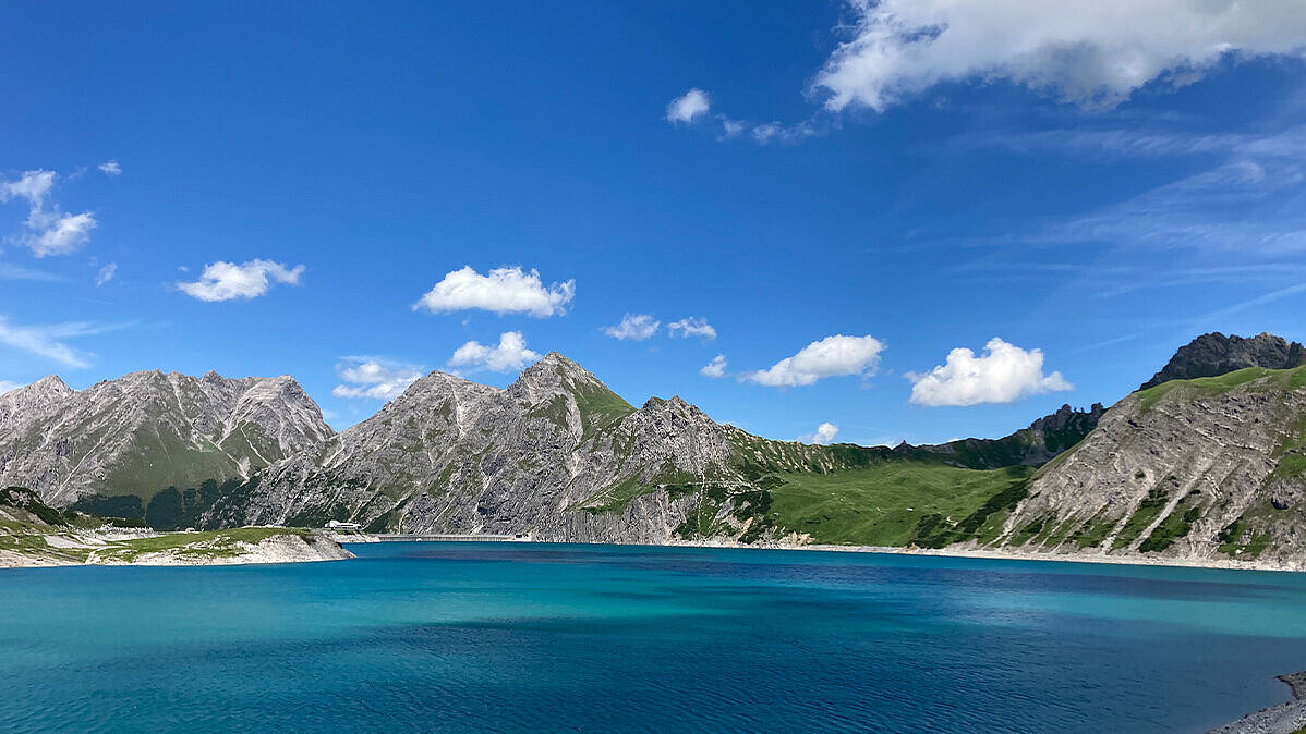 Ausblick auf ein blaues Meer und Berge im Hintergrund