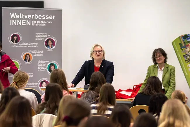 Prof. Dr. Eva Waller, Präsidentin der Hochschule RheinMain, eröffnet den Girls’Day 2026 am Campus Rüsselsheim.