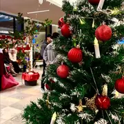 Weihnachtlich geschmücktes Foyer