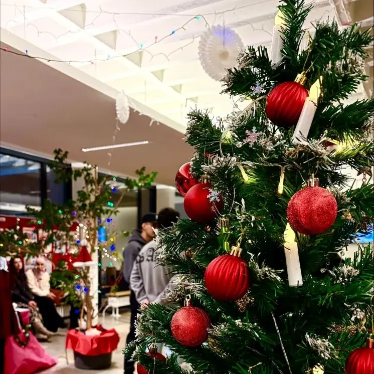 Weihnachtlich geschmücktes Foyer