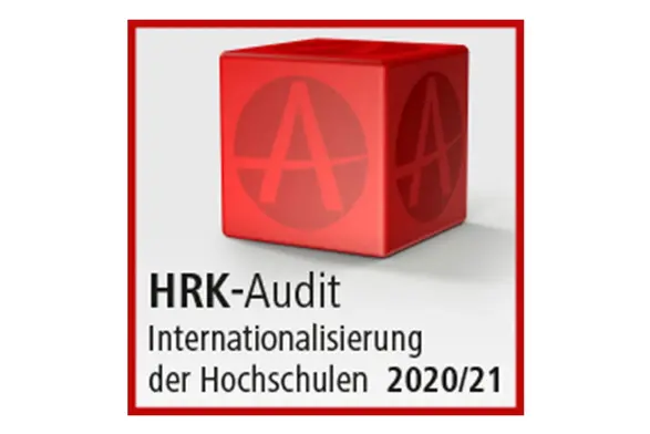 Logo mit rotem Quader und Schriftzug "HRK-Audit Internationalisierung der Hochschulen 2020/21"
