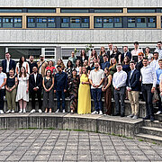 Absolvent:innen der Hochschule RheinMain posieren für ein Gruppenfoto.