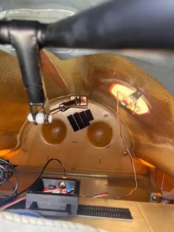 Blick ins Innere der ASK-21: Die restliche Elektronik der Messapparatur ist per Klettverbindung sicher im hinteren Innenraum befestigt.