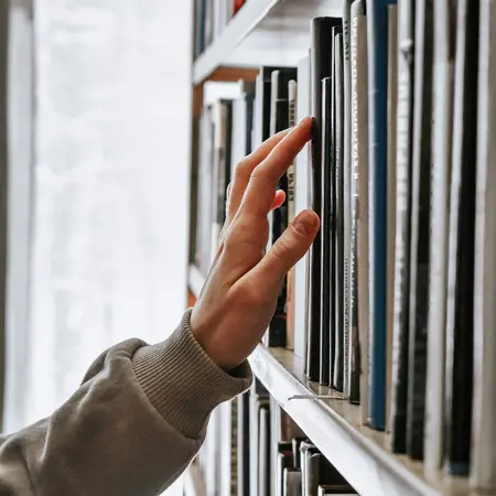 Bücherregal mit Hand