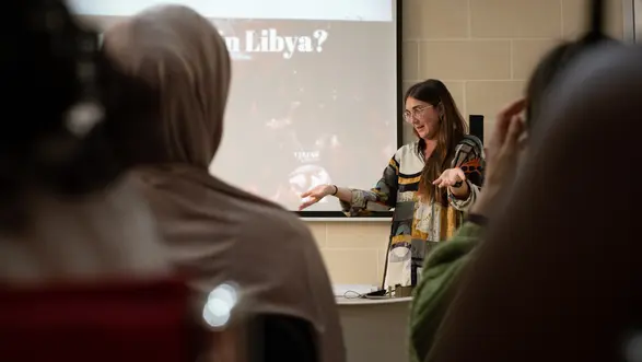 Menschen in einem Vortrag des Jesuit Refugee Service Malta