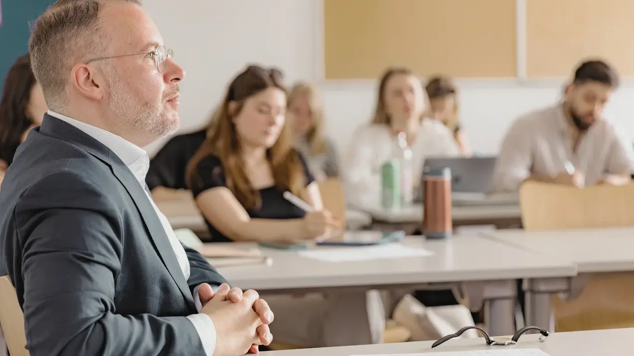 Professor beobachtet Vortrag in seiner Vorlesung