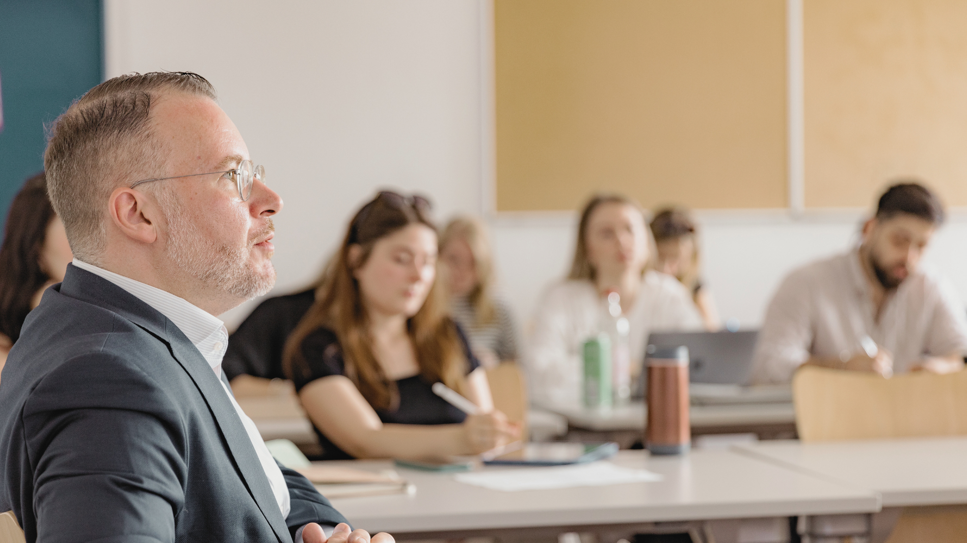 Professor beobachtet Vortrag in seiner Vorlesung