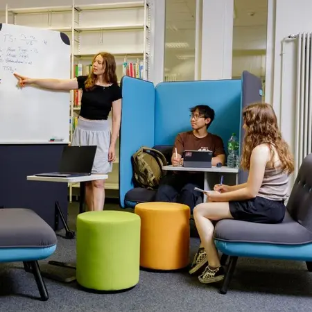 Lerninsel in Bibliothek