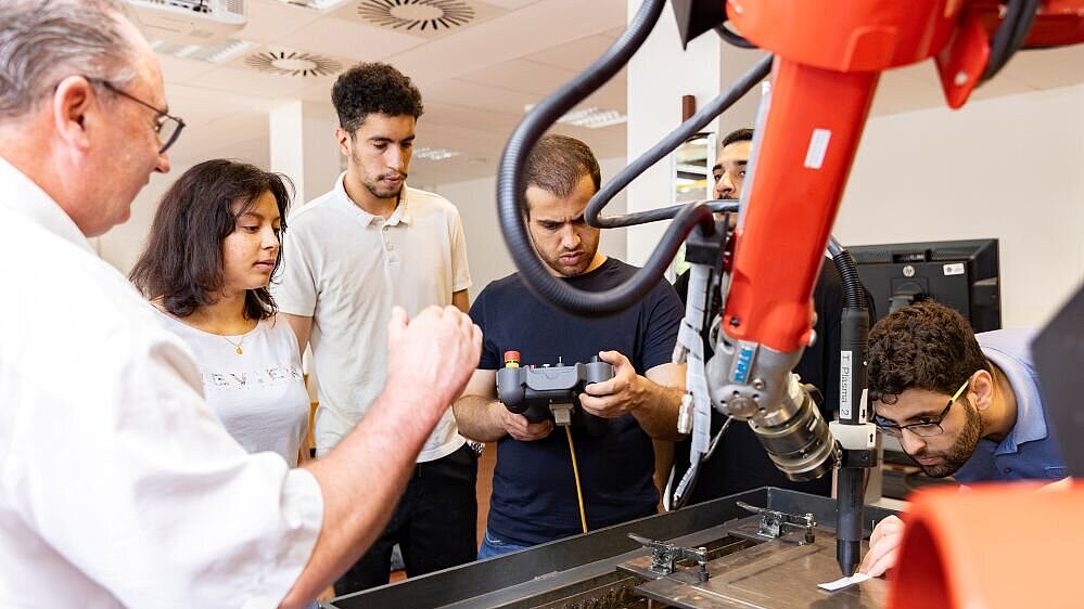 Studierende steuern einen Roboter Studierende steuern einen Roboter