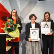 Prof. Dr. Christiane Jost erhält zu ihrer Verabschiedung Abschiedsgeschenke