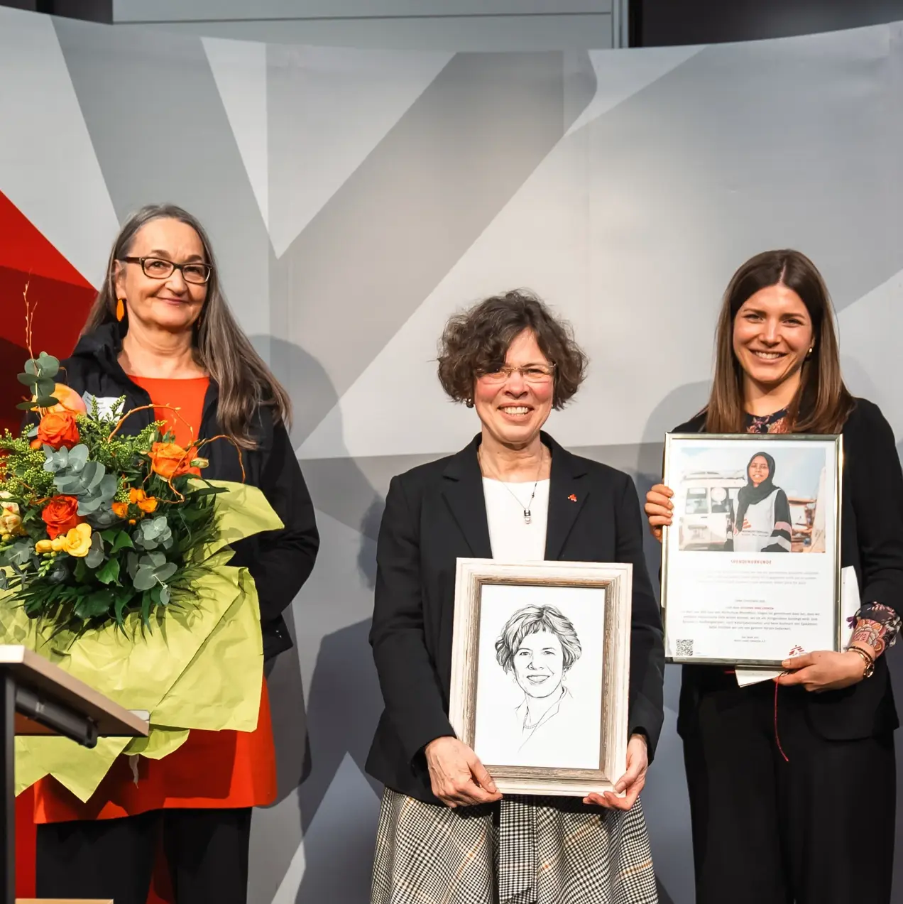 Prof. Dr. Christiane Jost erhält zu ihrer Verabschiedung Abschiedsgeschenke