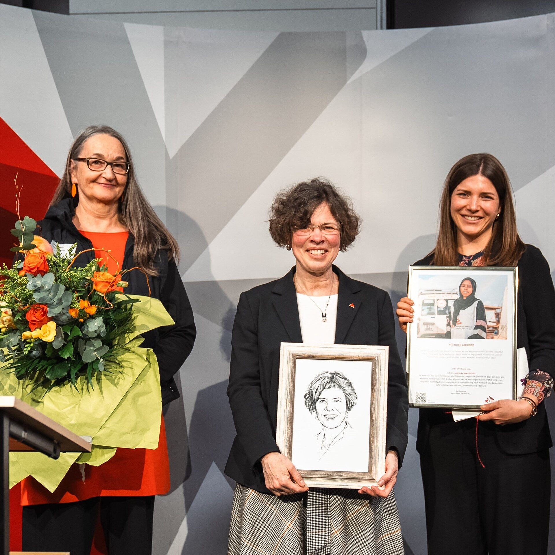 Prof. Dr. Christiane Jost erhält zu ihrer Verabschiedung Abschiedsgeschenke
