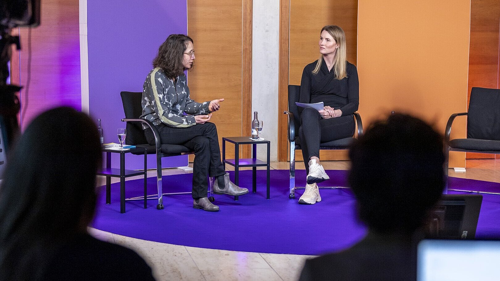 Kerstin mit Moderatorin sitzen vorne