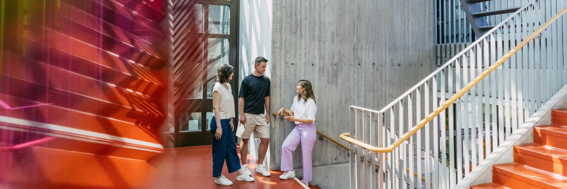 Studierende an einer Treppe