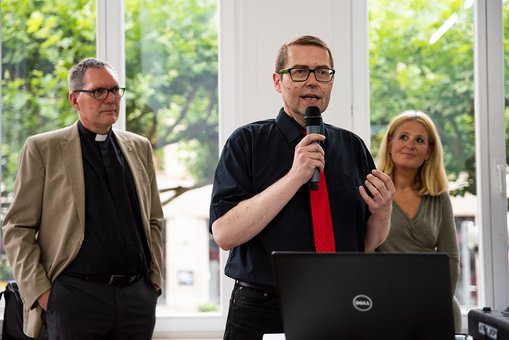 Rev. Christopher Easthill, Kulturdezernent Axel Imholz und Elke Gruhn, Vorsitzende des Nassauischen Kunstvereins