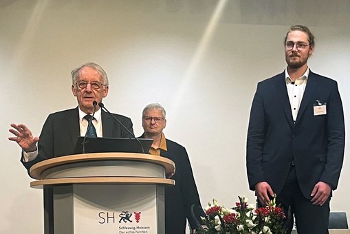 v.r.: Dr. Johannes Töpler, Deutscher Wasserstoff- und Brennstoffzellen-Verband (DWV) e.V., Präsidium; Prof. Dr. Birgit Scheppat, Fachbereich Ingenieurswissenschaften Hochschule RheinMain, Deutscher Wasserstoff- und Brennstoffzellen-Verband (DWV) e.V., Präsidium; Preisträger Lennart Mirko Fröhlisch
