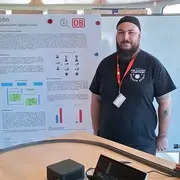 An einer Modelleisenbahnteststrecke zeigt Andreas Hellenbrand, wissenschaftlicher Mitarbeiter der Hochschule RheinMain, wie Daten mit Post-Quanten-Kryptografie sicher von den Sensoren am Gleisbett zur Monitoring-Zentrale übertragen werden können