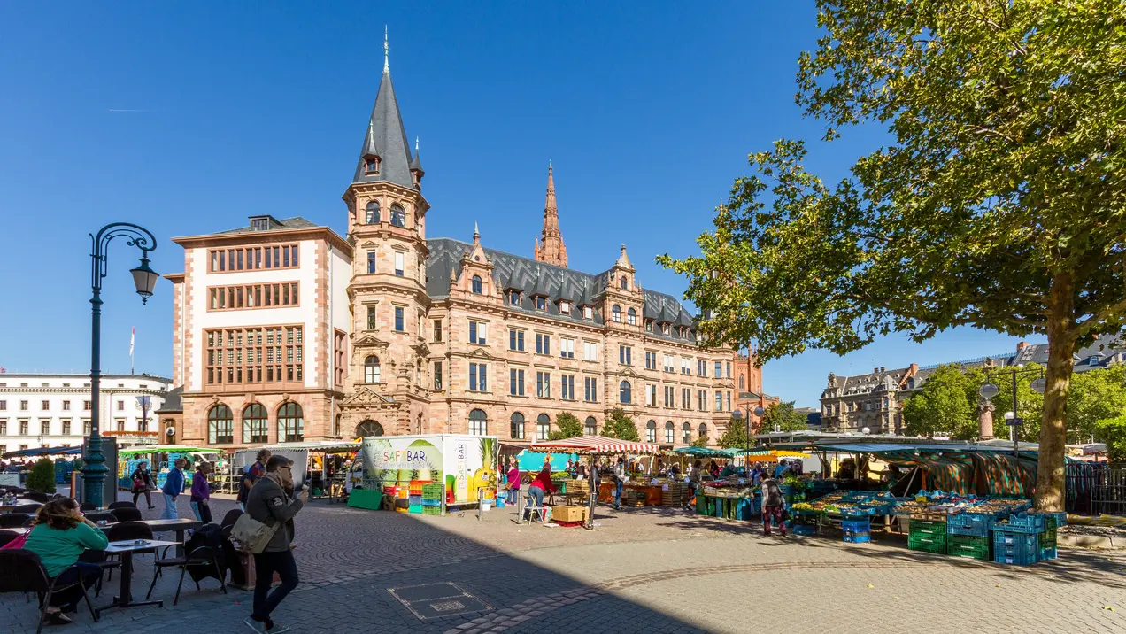 Markplatz mit Marktständen in Wiesbaden